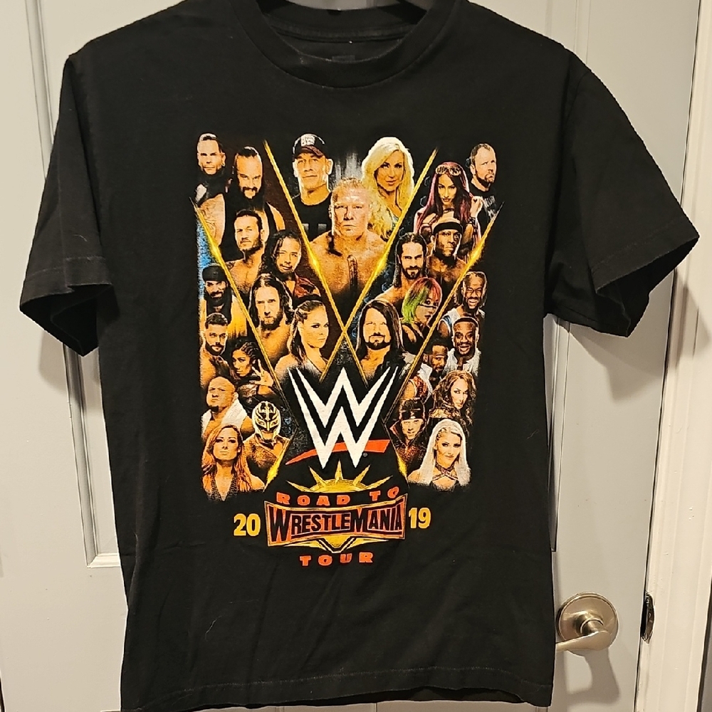 WWE Black Shirt Road to WrestleMania Tour Tee 2019 Medium Wrestling Sports